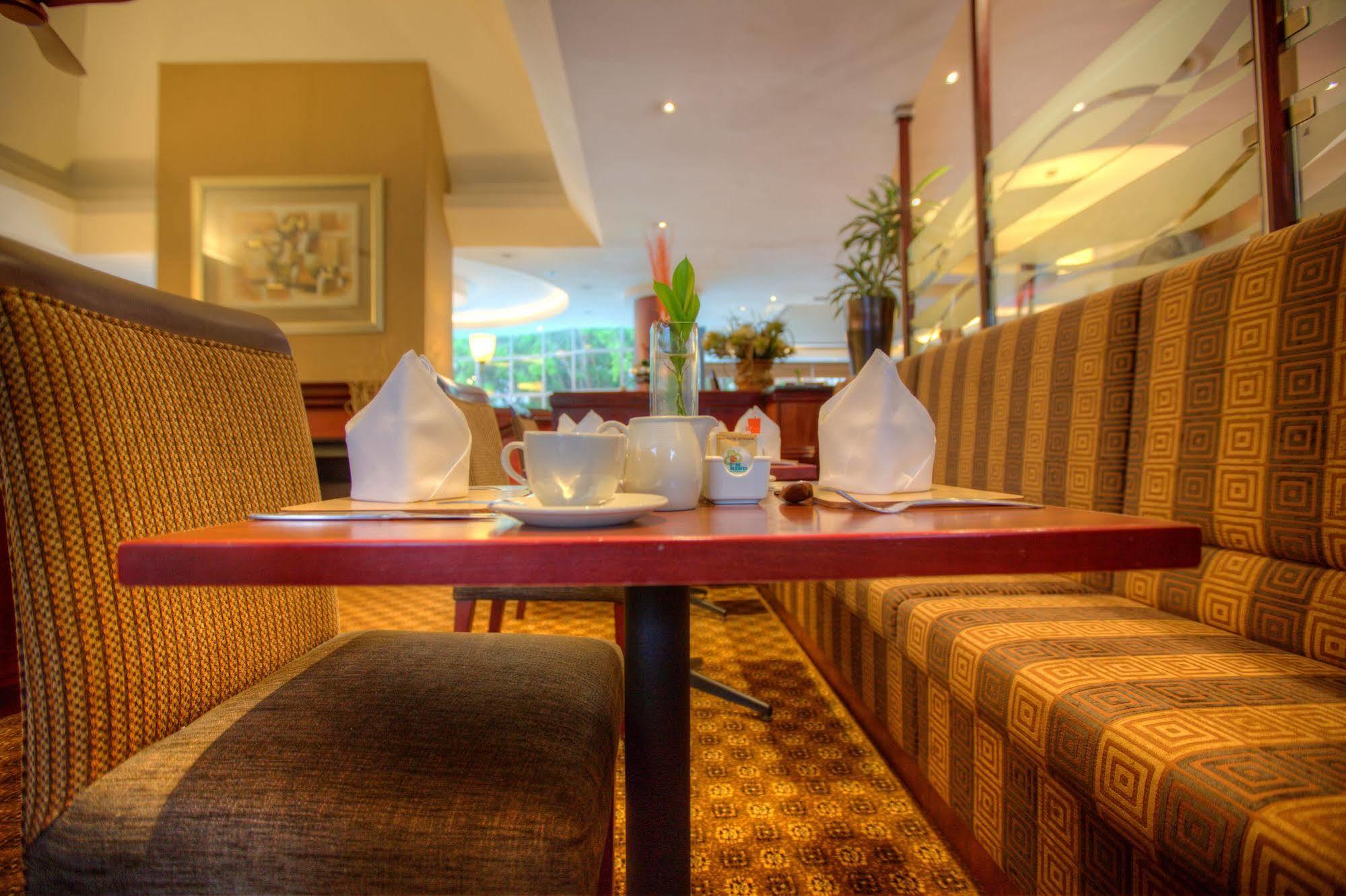 City Lodge Hotel Bryanston Йоханнесбург Экстерьер фото